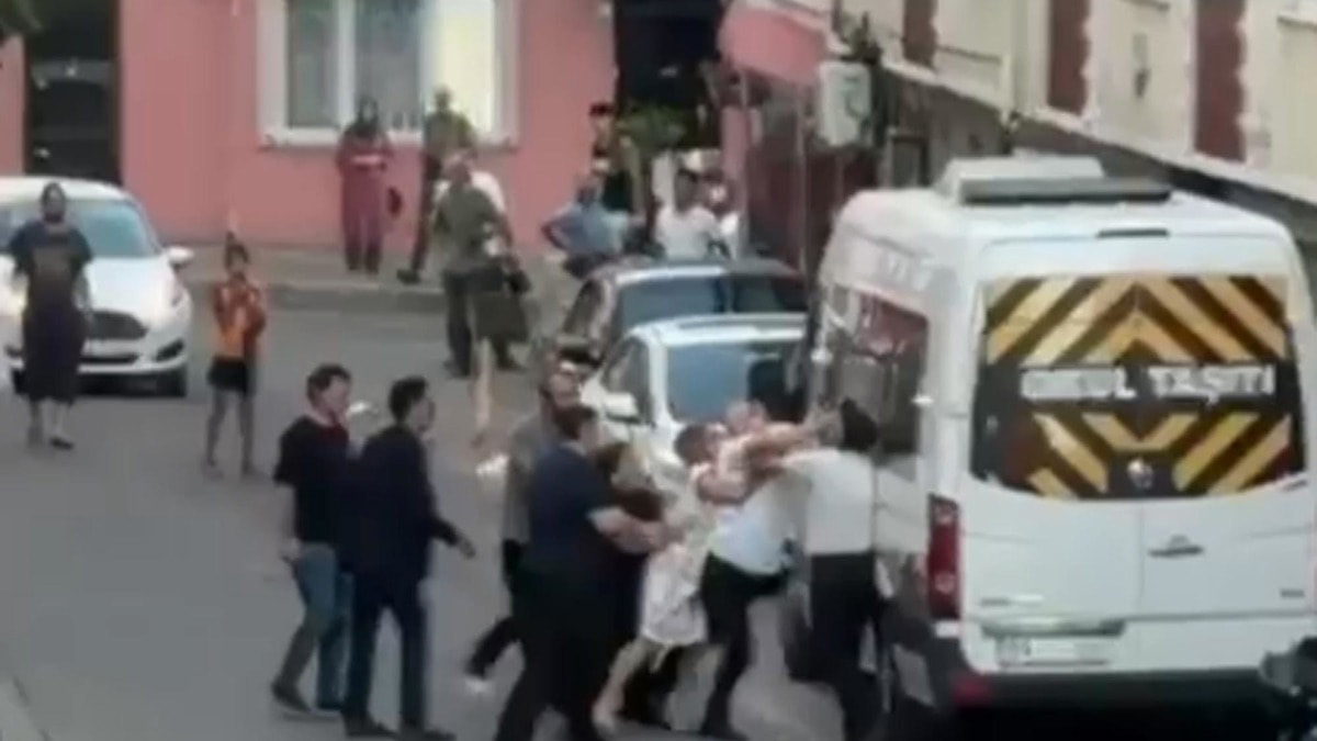 Komşular keserlerle yumruklarla birbirine girdi