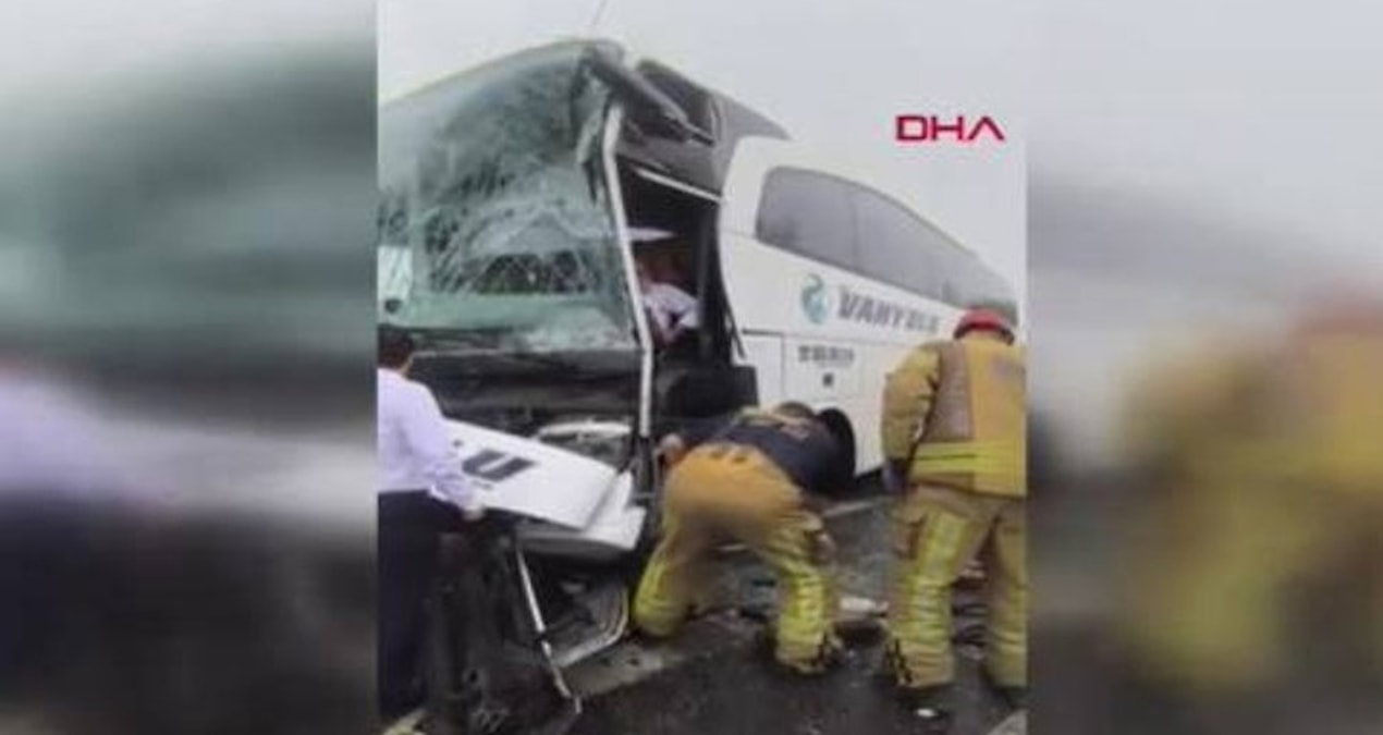 Arnavutköy'de yolcu otobüsü İETT otobüsüne çarptı: Ekipler olay yerinde