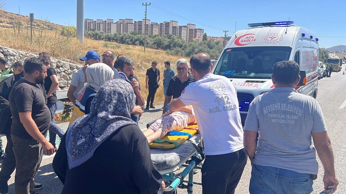Nevşehir'de traktör ve çekici çarpıştı: 4'ü çocuk 6 yaralı