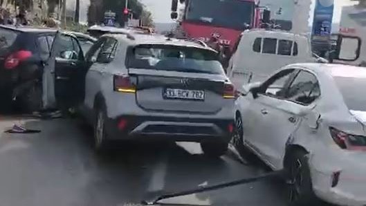 Mersin'de 7 aracın karıştığı zincirleme kaza