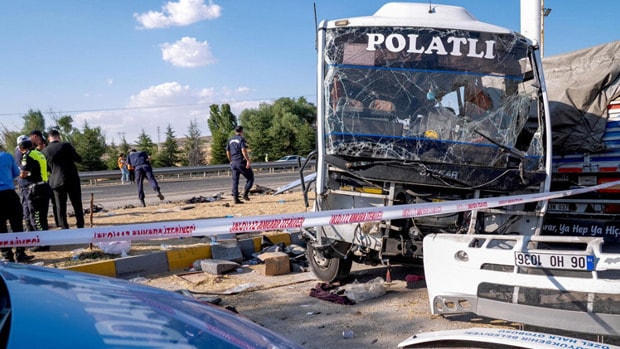 Otobüs ve kamyon çarpıştı: 2 ölü, 25 yaralı