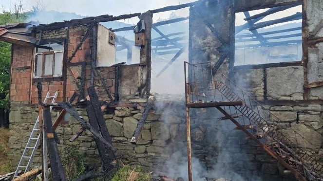İskilip’de ev yangını: İtfaiye ekipleri ormana sıçramadan söndürdü