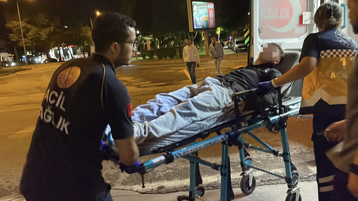 Yaralı halde tramvaya binen kişi yolcuların ihbarıyla hastaneye kaldırıldı