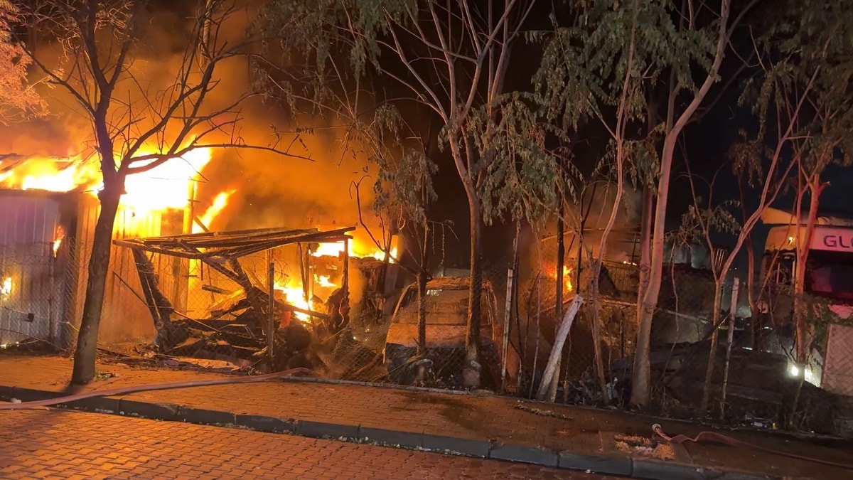 Avcılar'da TIR parkında yangın: 5 araç kullanılamaz hale geldi