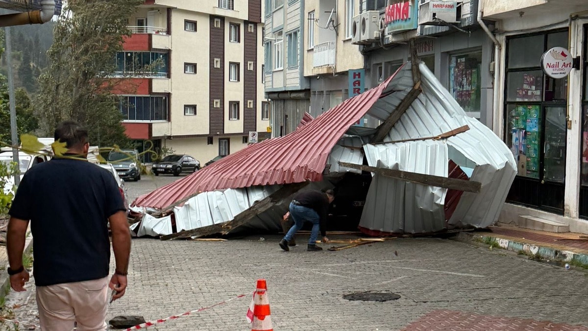 Artvin’de fırtına ve sağanak: Çatılar uçtu, caddeler su altında kaldı