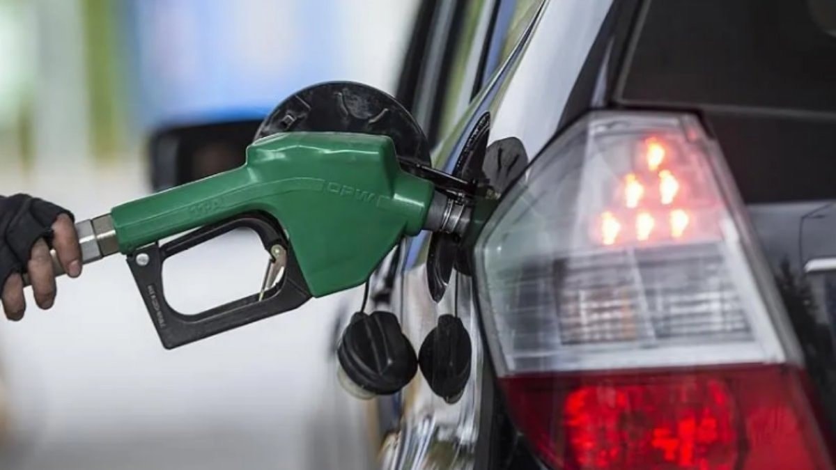 Benzine peş peşe zamlar! Tabelanın başı döndü