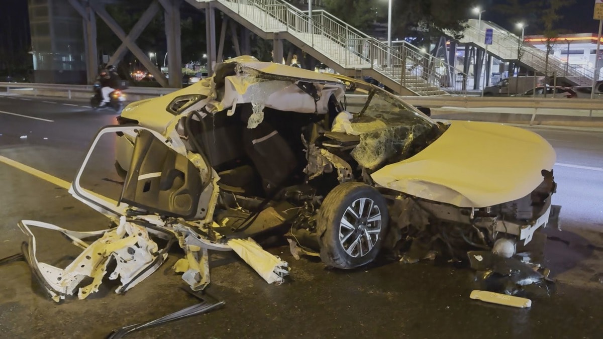 İETT'ye çarpan otomobil paramparça oldu