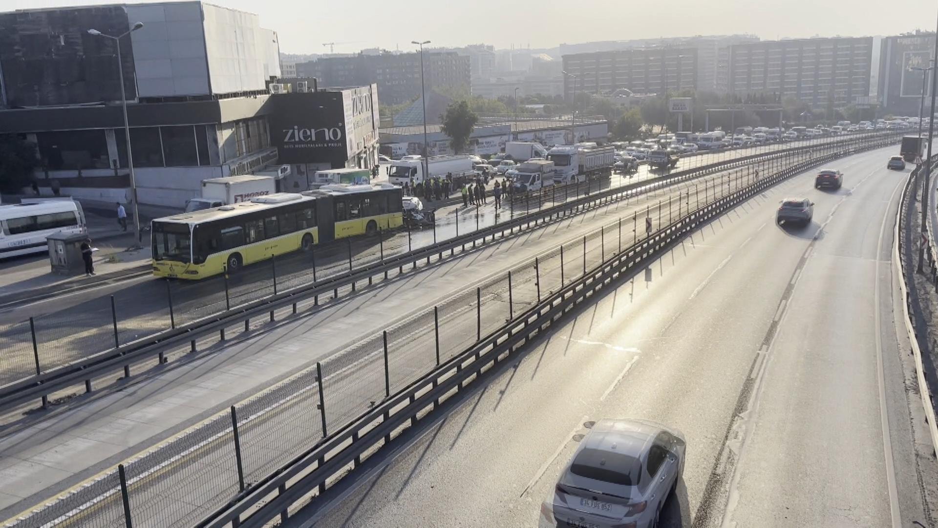 Küçükçekmece'de otomobil ile İETT otobüsü çarpıştı: Yaralılar var