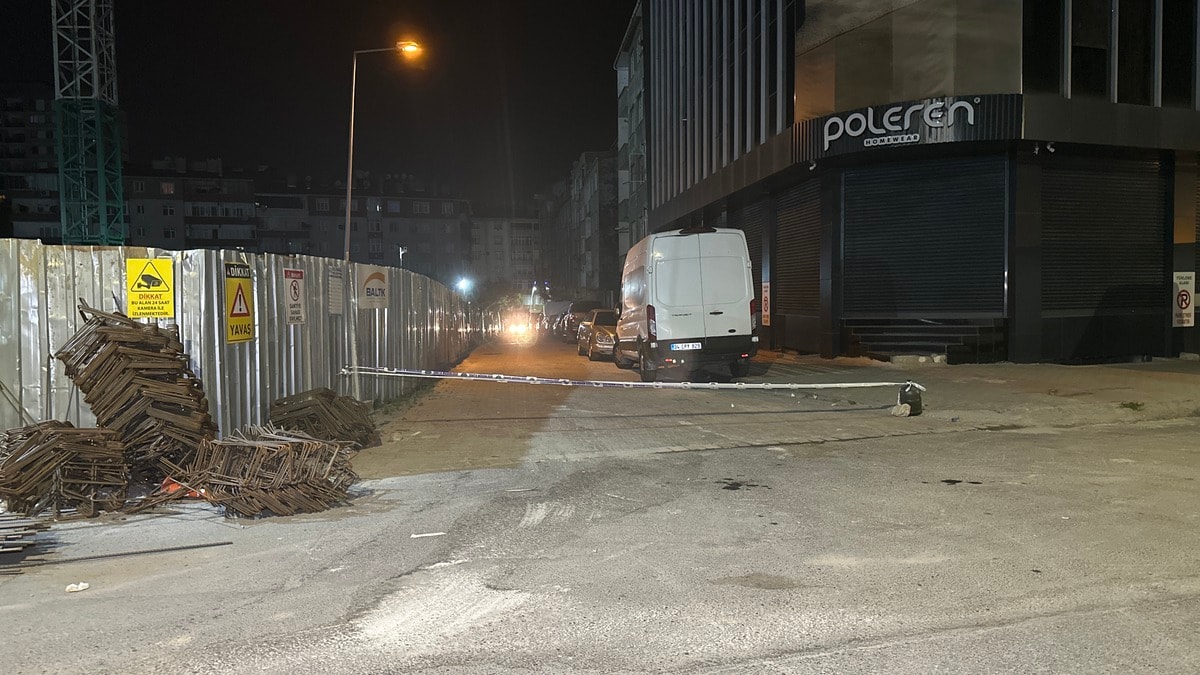 İstanbul'da toprak kayması: Sokak kapatıldı