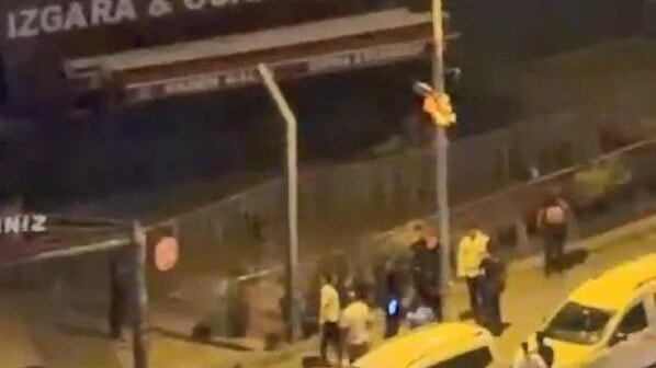 Sokak ortasında meydan dayağı: Yerde yatan genci dakikalarca dövdüler