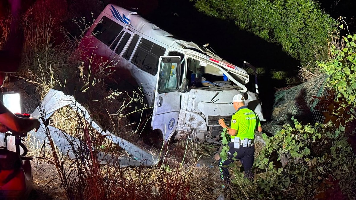 Minibüs tarlaya devrildi: 1 ölü, 2 yaralı