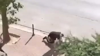 Yolda karşılaştığı husumetlisini bıçakladı