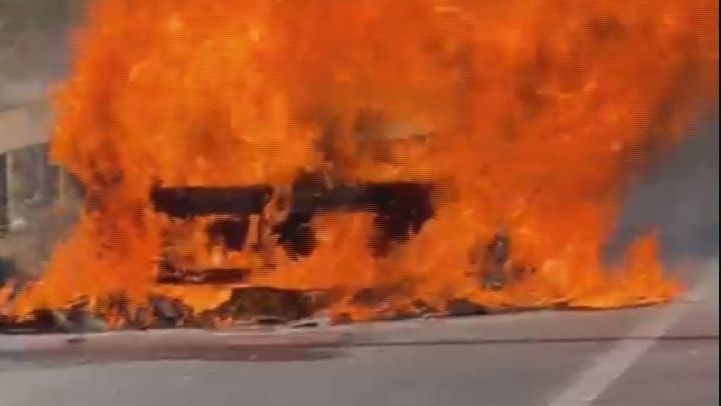 Yer İstanbul: Seyir halindeki otomobil alev alev yandı
