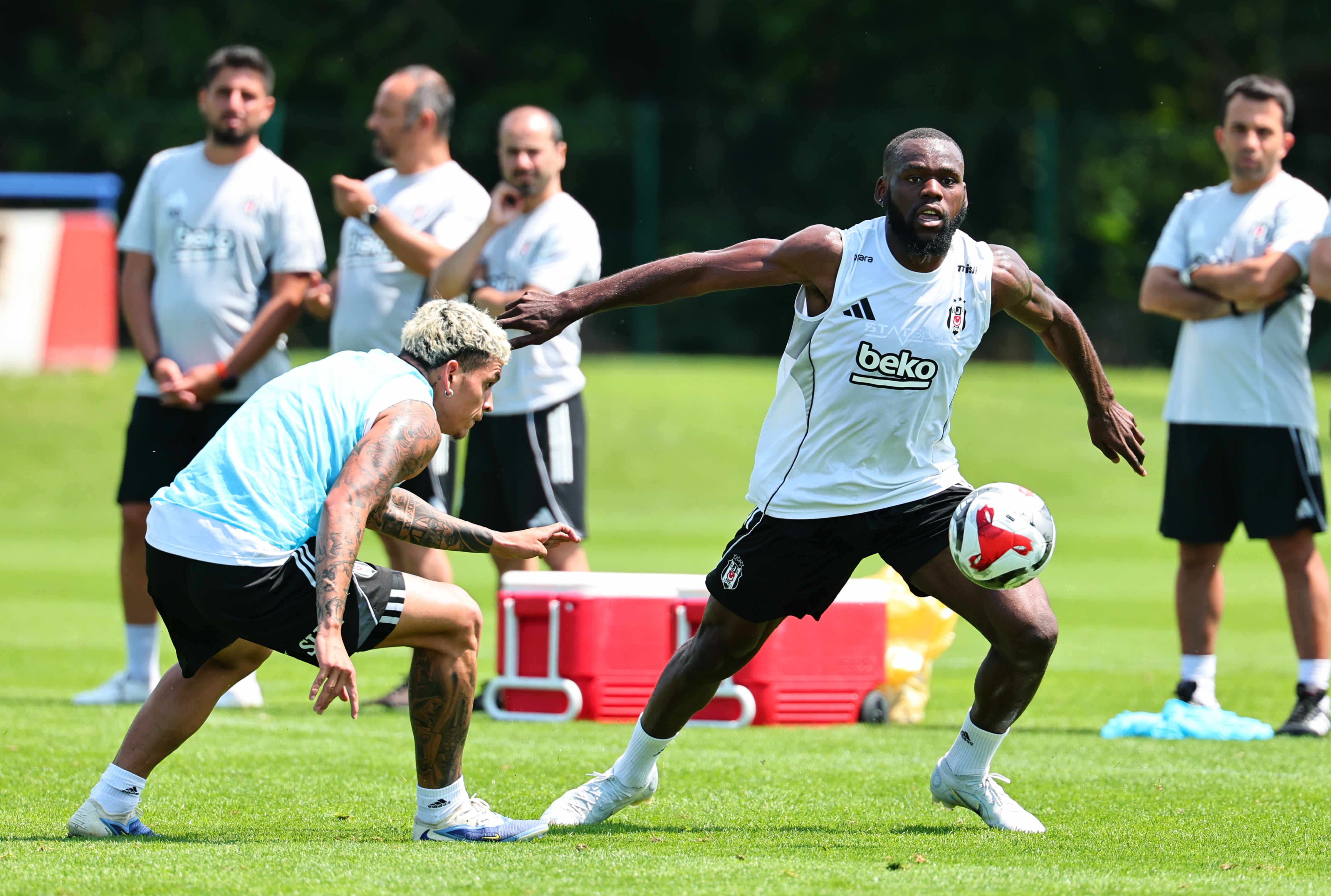 Beşiktaş'ta beklenen ayrılık geldi, sözleşmesi feshedildi