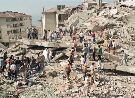 Vatandaşların yarısı tehlikenin üzerinde oturuyor17 Ağustos Marmara Depremi'nin üzerinden 27 yıl geçmesine rağmen Türkiye'deki konutların yalnızca yüzde 58'i Zorunlu Deprem Sigortası kapsamında bulunuyor. DASK, hedefin yüzde 100 sigortalılık olduğunu belirtirken olası büyük depremlere karşı poliçele