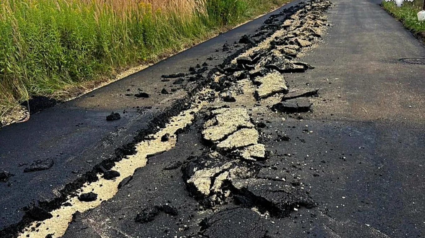 "Tarlamdan geçiyor" diyerek yeni yapılan asfaltı parçaladı