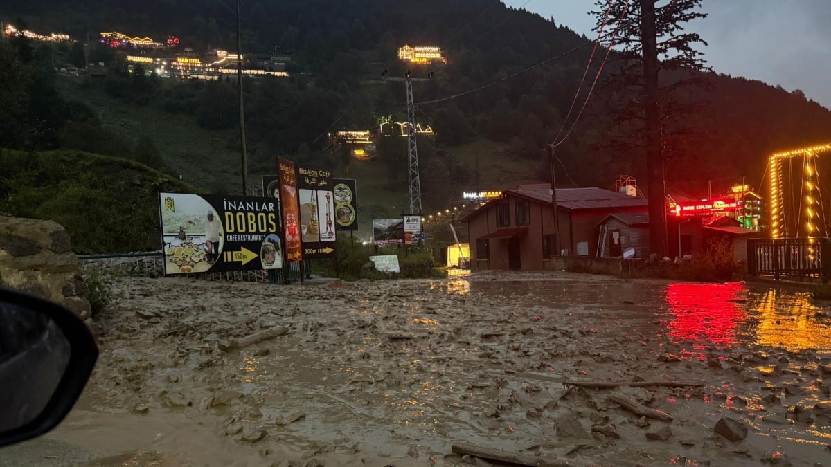 Trabzon Uzungöl’de sağanak sonrası taşkın: Yol su ve balçıkla kaplandı
