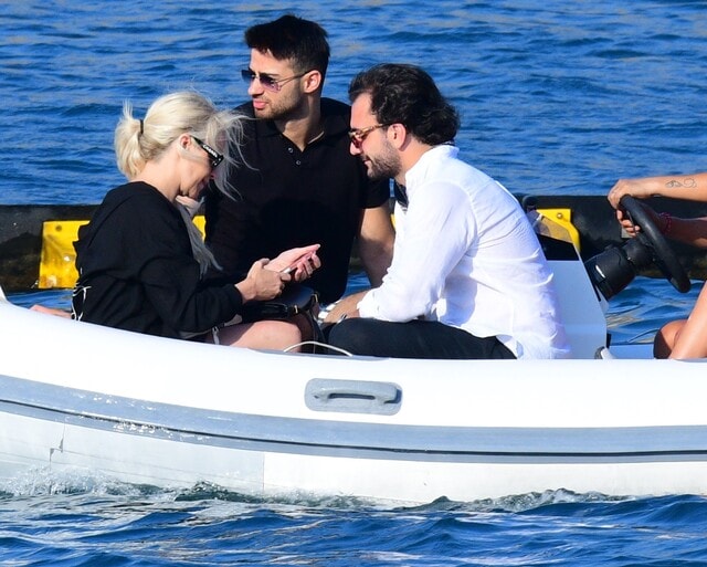 BODRUM'DA GİZEMLİ ARKADAŞIYLA GÖRÜNTÜLENDİ