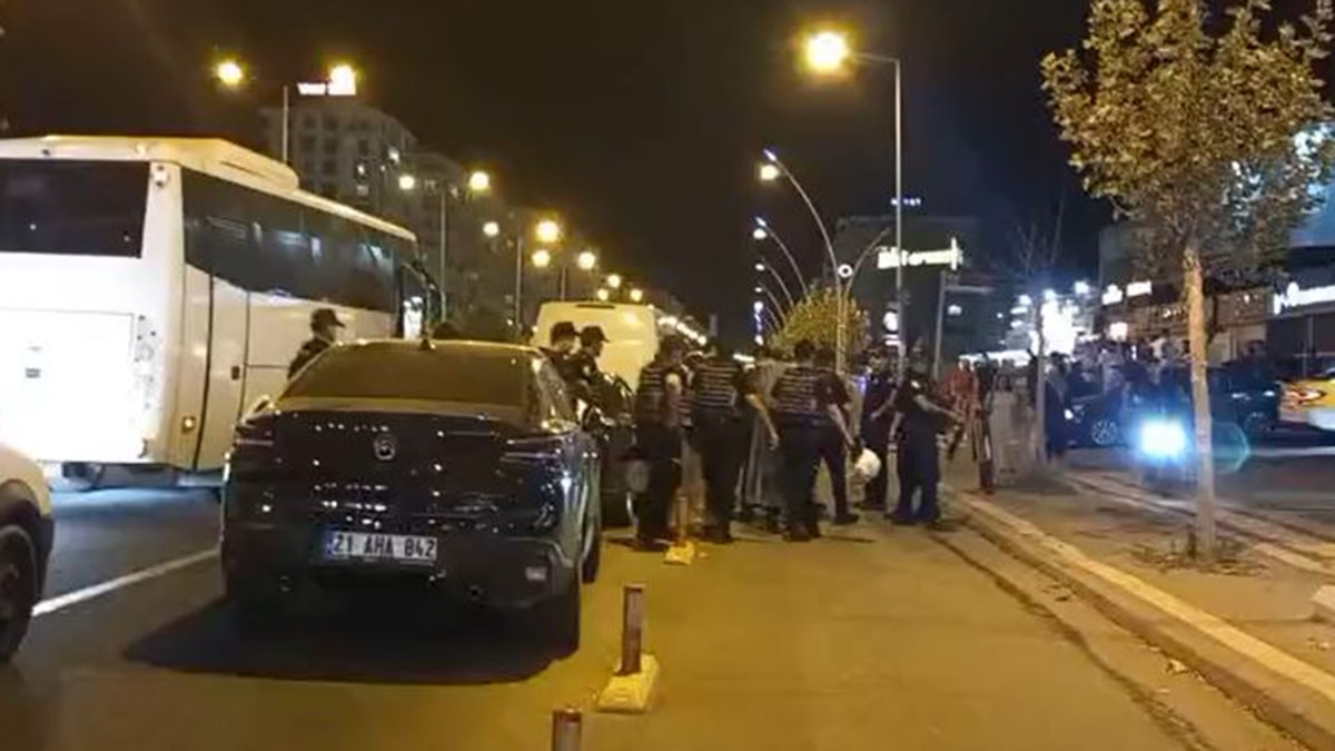 Düğünde ortalık karıştı! Tekmeler yumruklar havada uçuştu