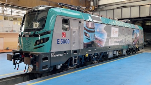 Yerli lokomotif E5000 Avrupa'ya açılıyorUlaştırma ve Altyapı Bakanı Abdülkadir Uraloğlu, TÜRASAŞ tarafından üretilen E5000 lokomotifinin Avrupa Birliği sertifikasyon sürecinin tamamlandığını açıkladı. Lokomotife ait TSI belgesi, Ulaştırma Hizmetleri Düzenleme Genel Müdürlüğü tarafından TÜRASAŞ'a tes