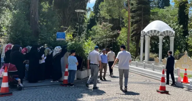 Cemaat üyeleri Karacaahmet Mezarlığı'nda toplandı