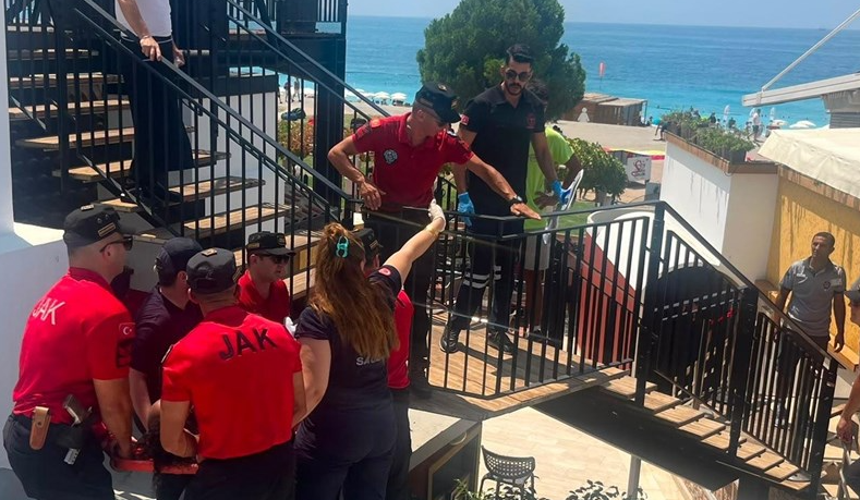 İngiliz turist ve pilot paraşütle az daha ölüme uçuyordu