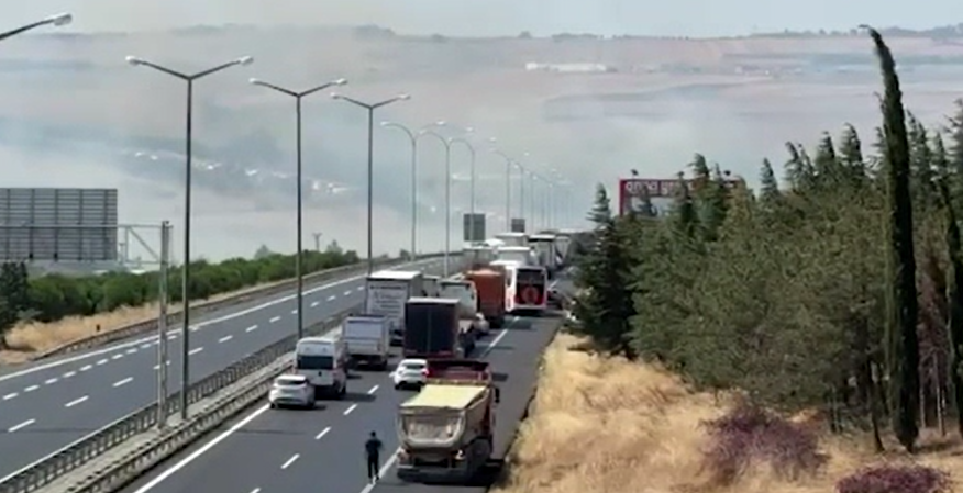 Silivri'de yangın paniği: TEM Otoyolu trafiğe kapatıldı, evler tahliye edildi