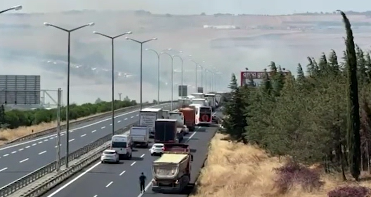 Silivri'de yangın paniği: TEM Otoyolu trafiğe kapatıldı, evler tahliye edildi
