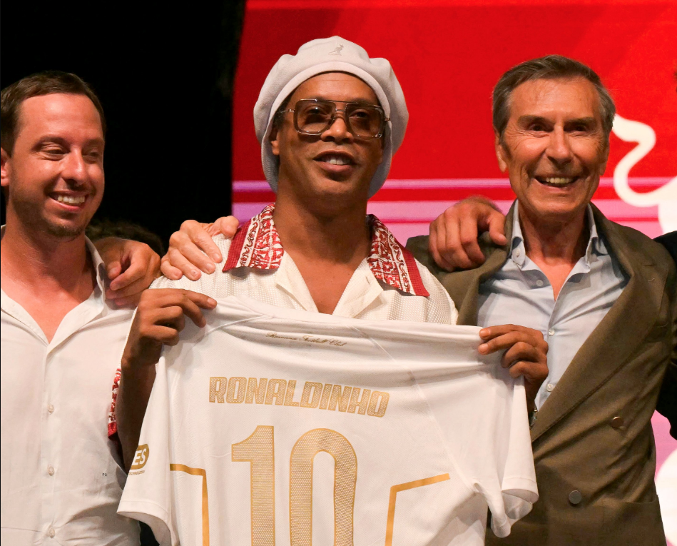 Ronaldinho 11 yıl sonra futbola döndü, yeni kulübüne imzayı attı