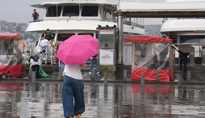 Meteoroloji uyardı, İstanbul yağmura uyandı!