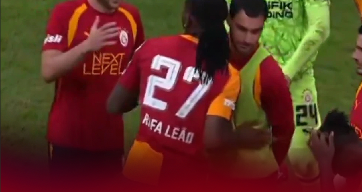 لياو يقترب من زملائه بعد فوز غلطة سراي على غوزتيبي 3-1 ويصافح كاآن أيهان في لقطة أخرى