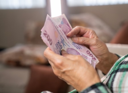 Emeklilerin beklediği paralar bu ay yatırılacak mı?Resmî Gazete’de yayımlanan yeni düzenlemeyle en düşük emekli aylığı 23 bin 552 TL’ye yükseldi. Temmuz maaşlarını eski taban sınır üzerinden alan SSK ve Bağ-Kur emeklileri için oluşan 3 bin 552 TL’lik fark ödemelerinin bu ay içerisinde hesaplara yatı