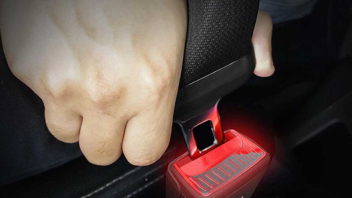Emniyet kemerinin gizli bir işlevi var, tokasının ne işe yaradığına şaşıracaksınız
