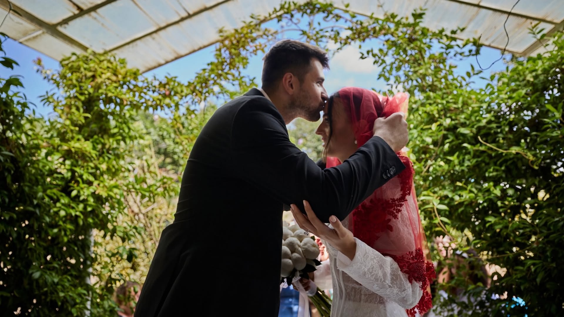 NEŞE SEVİNDİK'İN DÜĞÜN KARELERİ BEĞENİ TOPLADI