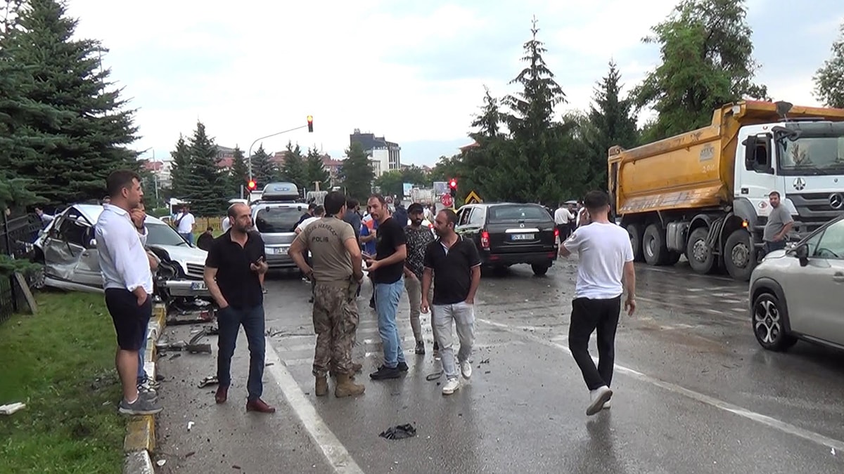 Yağışlı havada zincirleme kaza: 5 yaralı