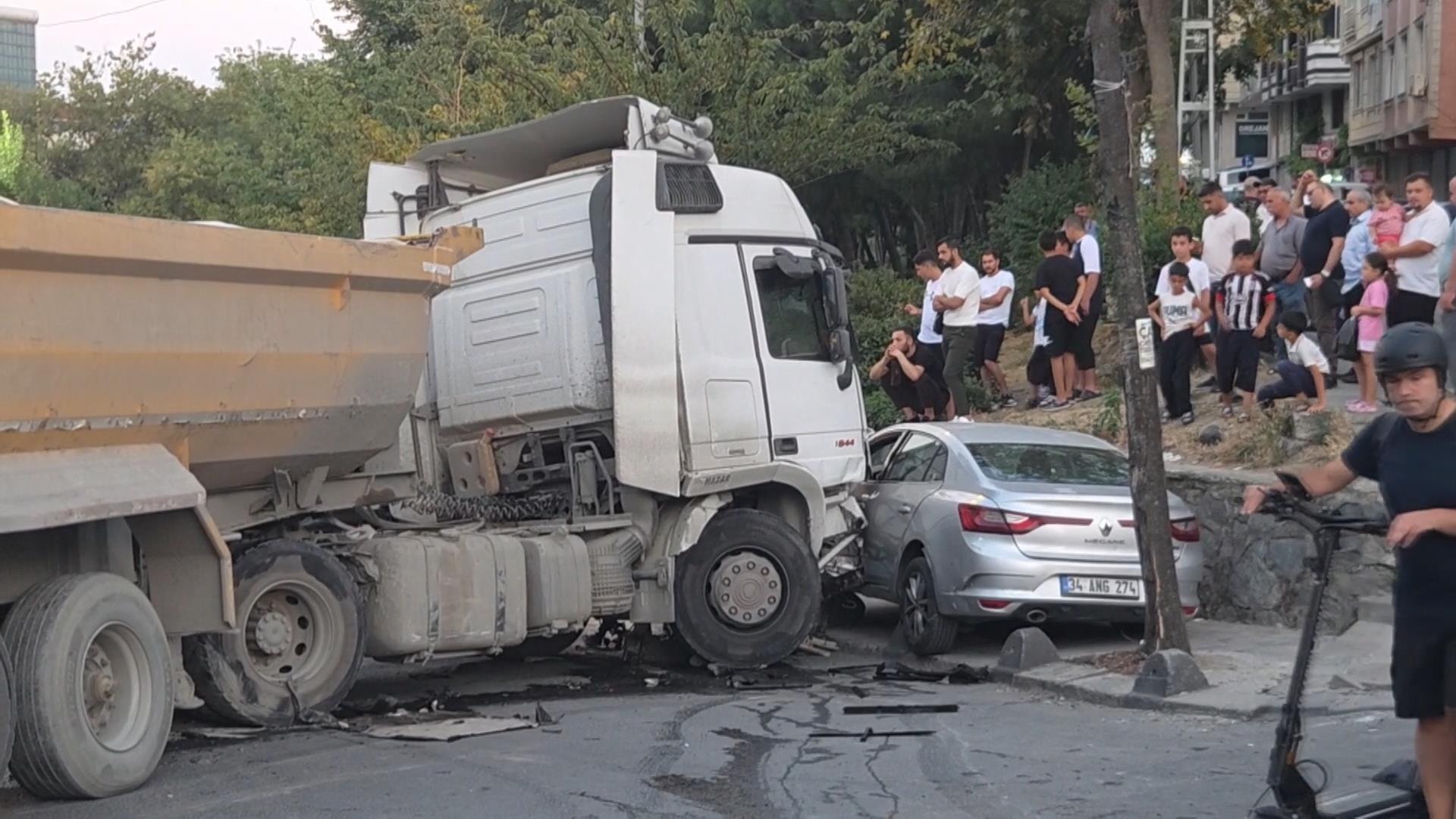 Freni boşalan kamyon 7 aracı biçti
