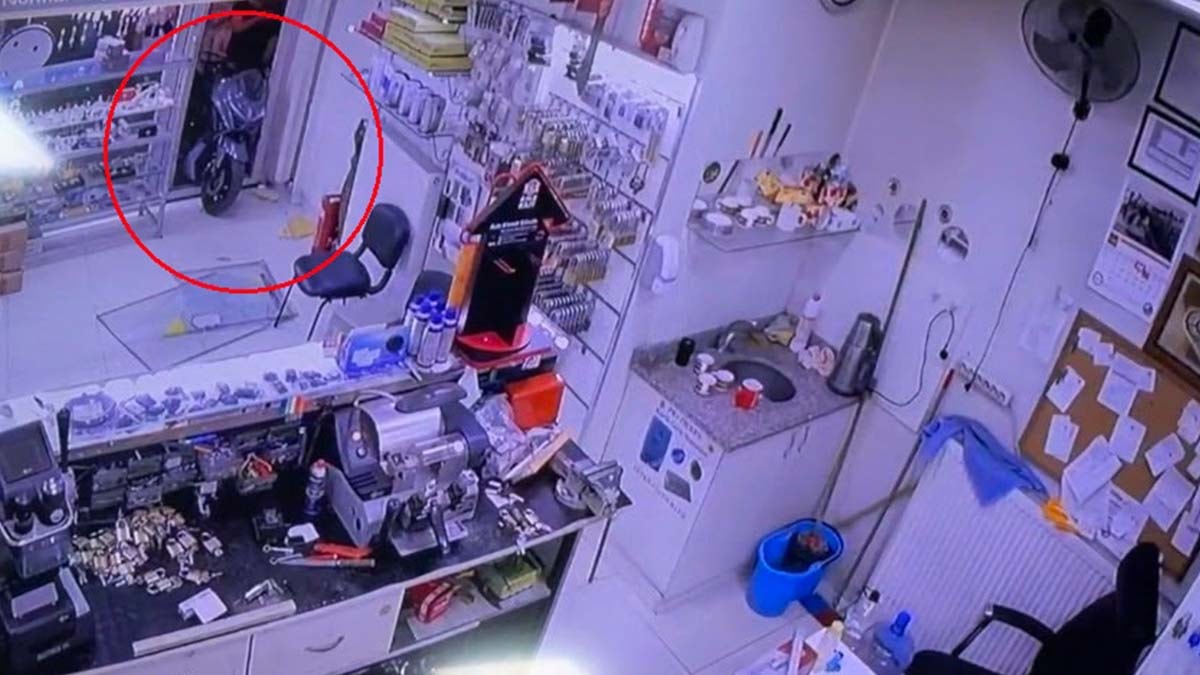 Motosiklet iş yerine daldı! Kaza sonrası bıçaklı kavga çıktı