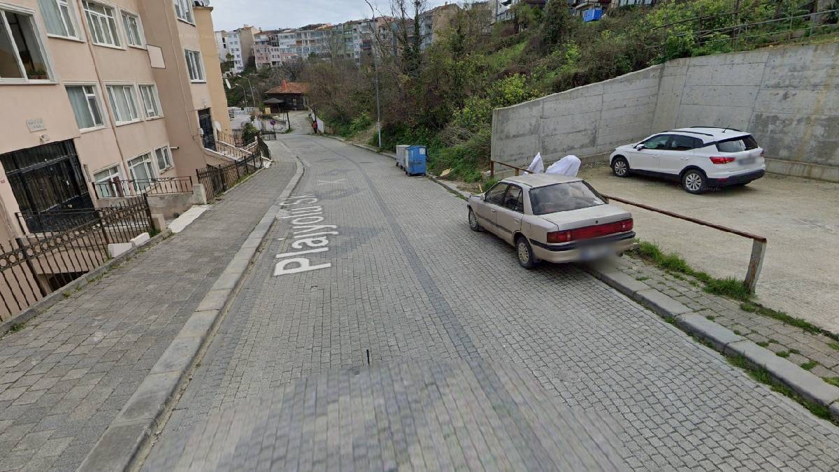İstanbul'da bu yolun altında onlarca kişi yaşıyor: İşte yer altındaki apartman