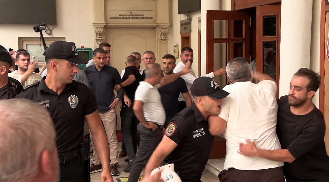Adana'da servis plakası ihalesine tepki: Biber gazlı müdahale