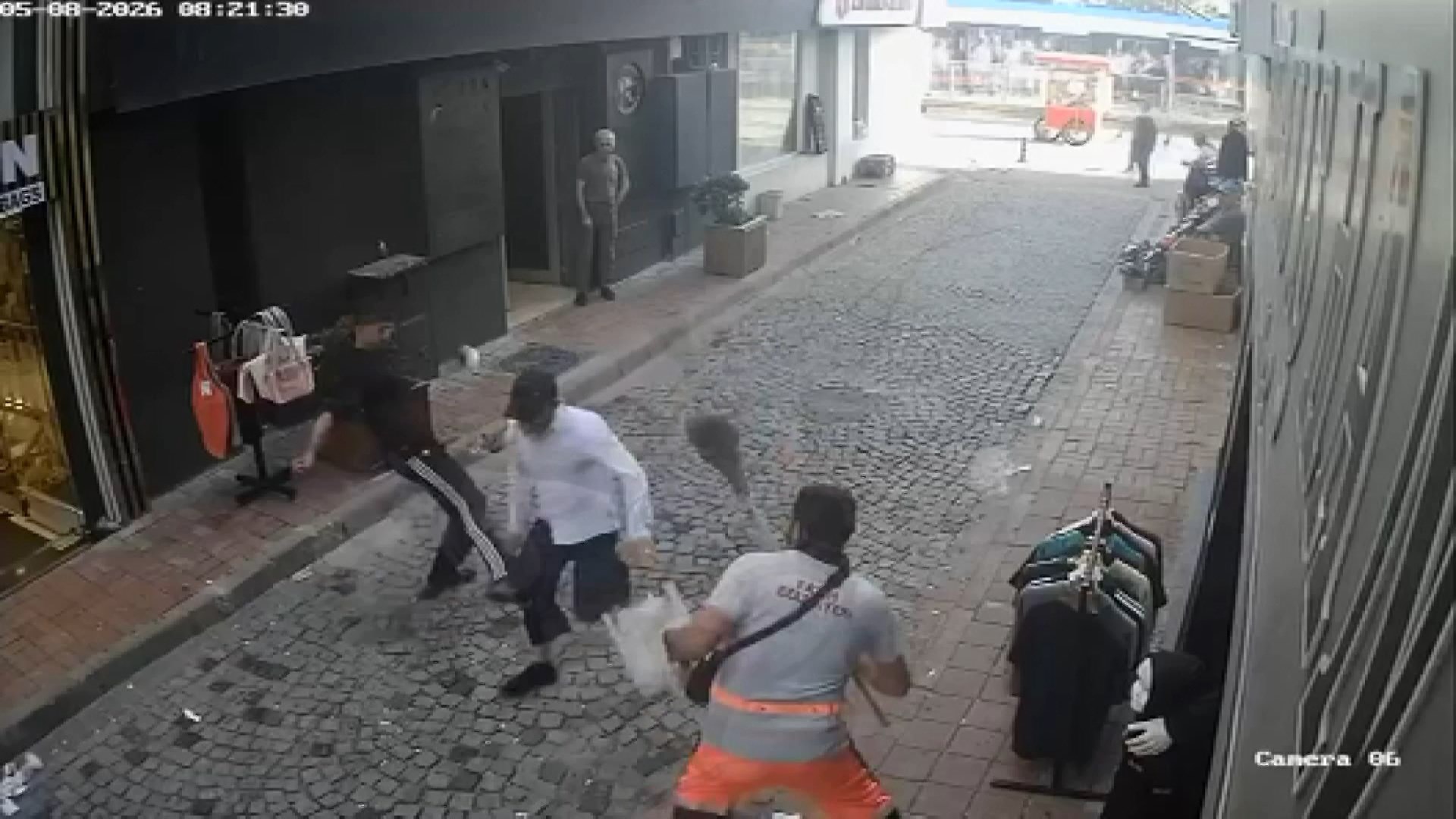 Tramvay hırsızını süpürgeyle durdurmaya çalıştı
