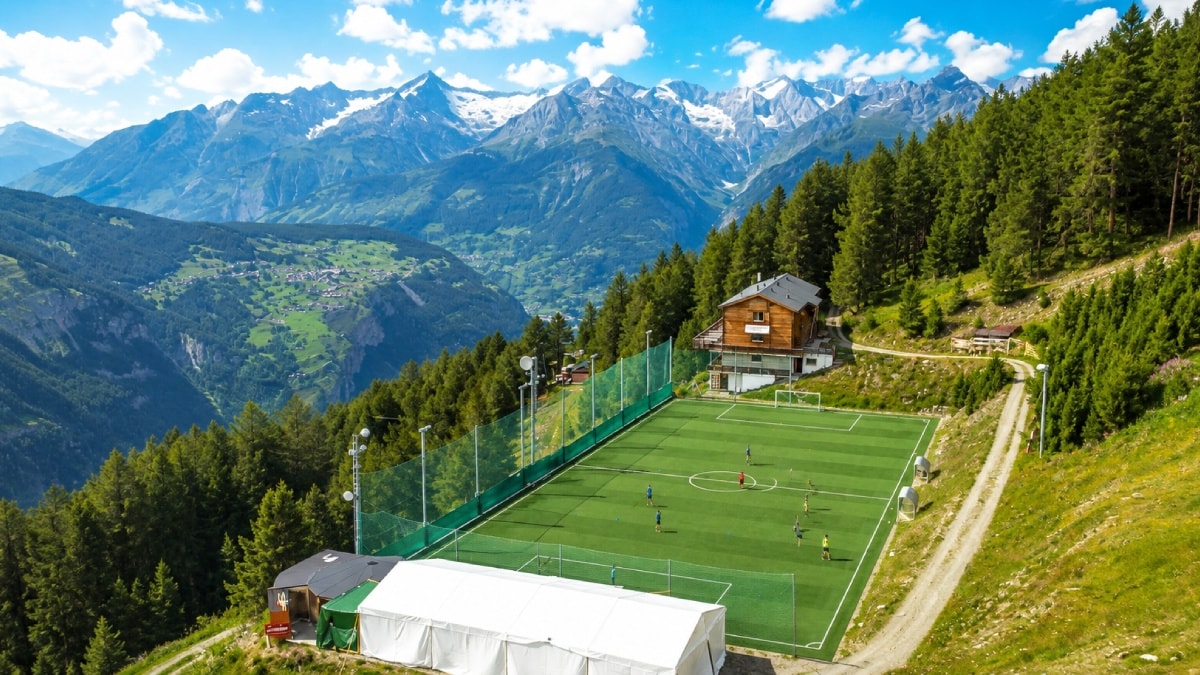 Yolu olmayan köyün tepesine futbol sahası yaptılar