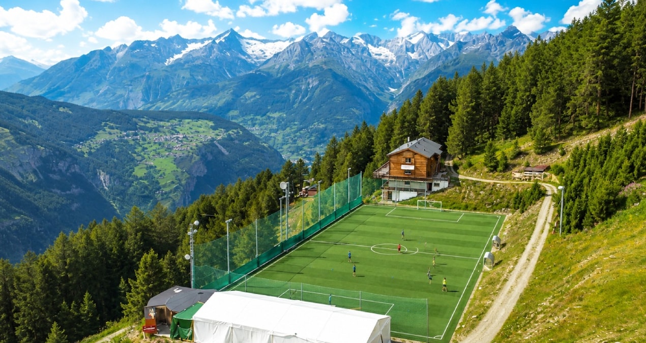 Yolu olmayan köyün tepesine futbol sahası yaptılar: Futbolcular maça teleferikle gidiyor