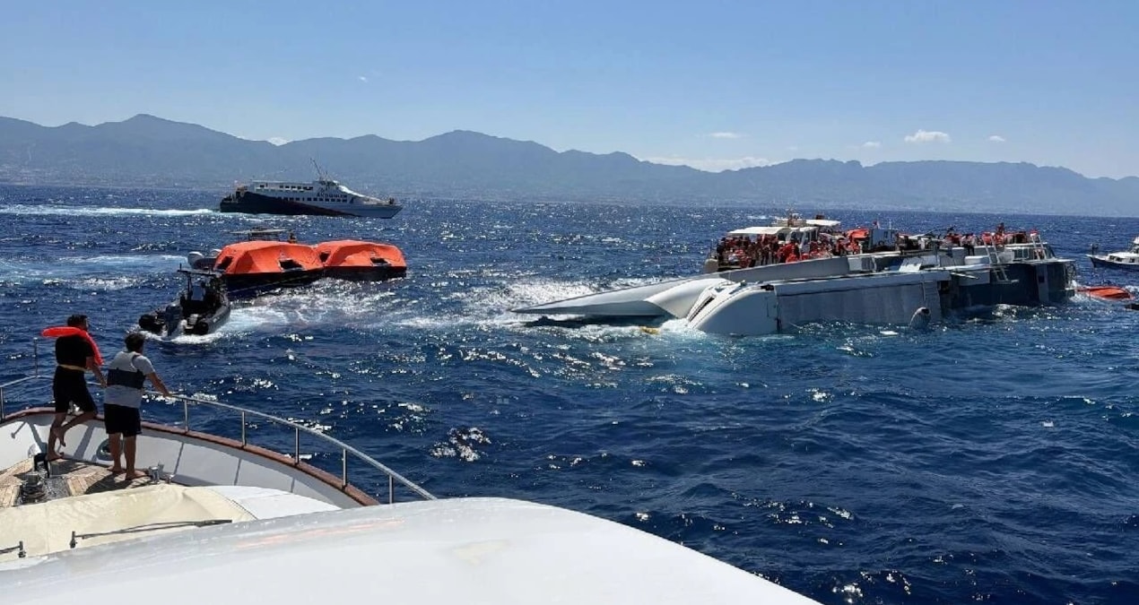 Mersin'e doğru yola çıkan gemi battı: 268 kişi deniz ortasında kurtarılmayı bekliyor