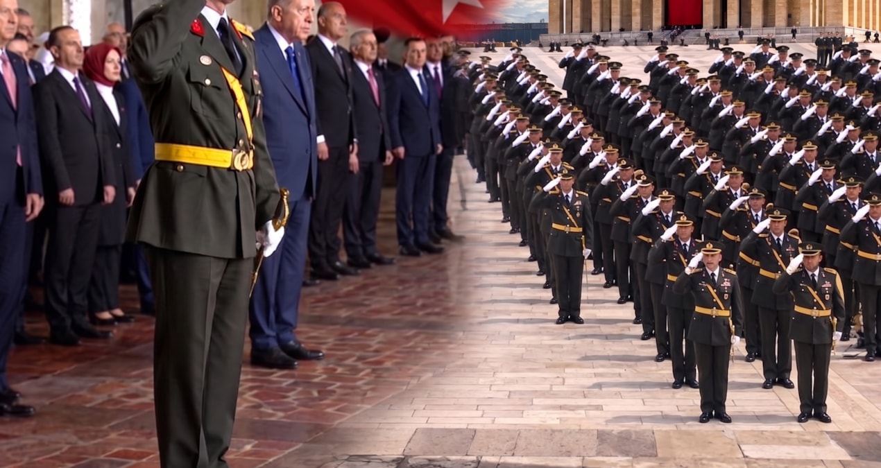 Tümgeneralin Anıtkabir'de İstiklal Marşı'nı gür sesle okuması tüyleri diken diken etti
