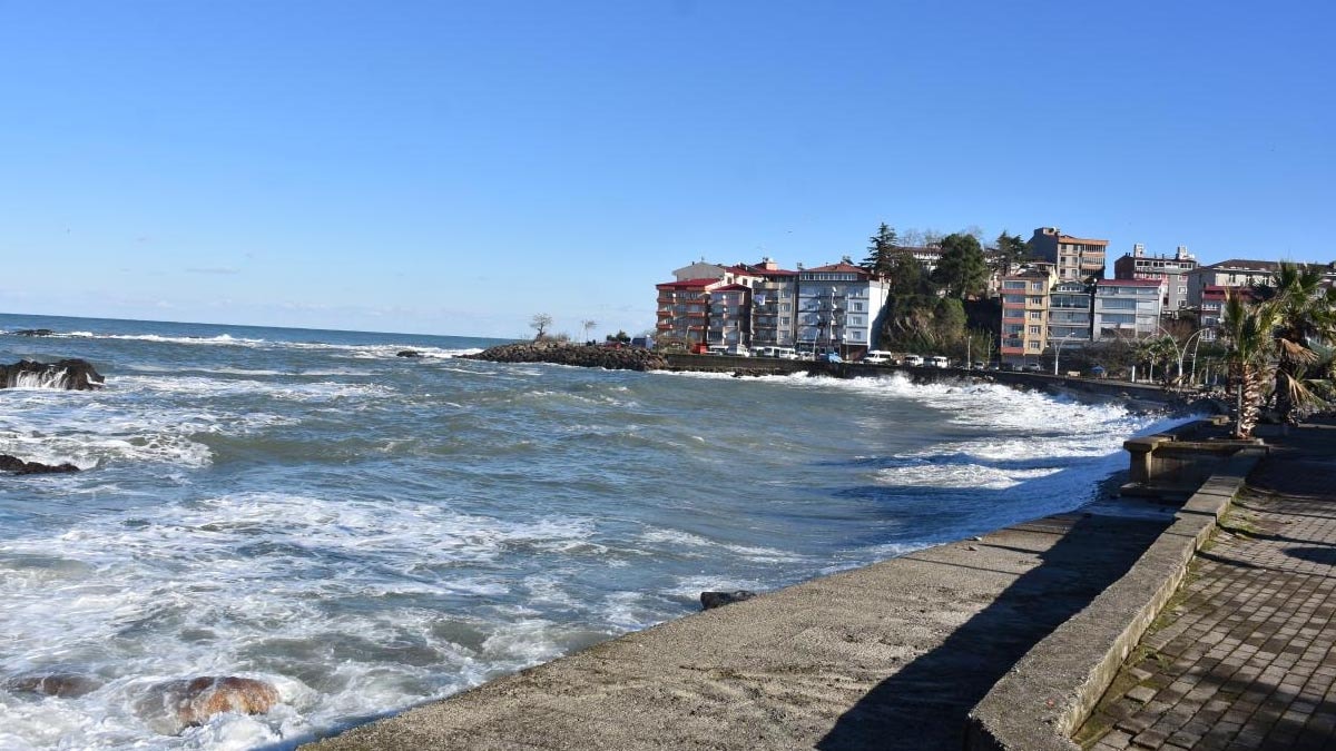 Birbirine komşu iki şehirde denize girmek 3 gün yasaklandı