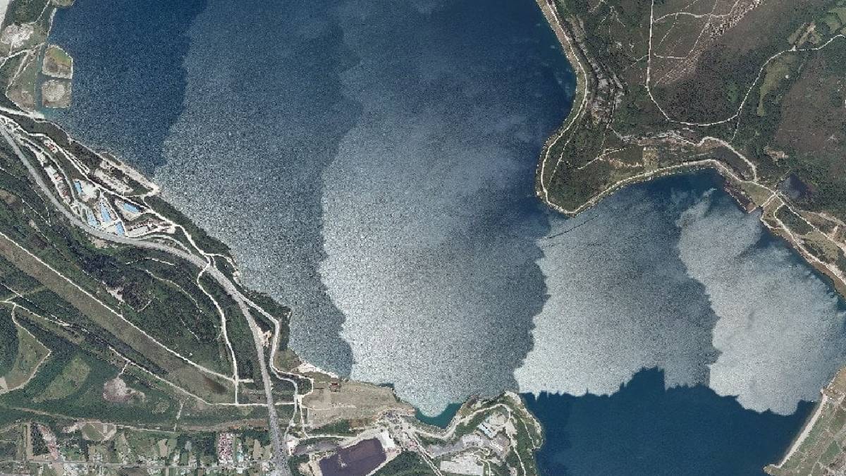 Maden ocağı devasa göle dönüştü: 300 metre derinliğinde