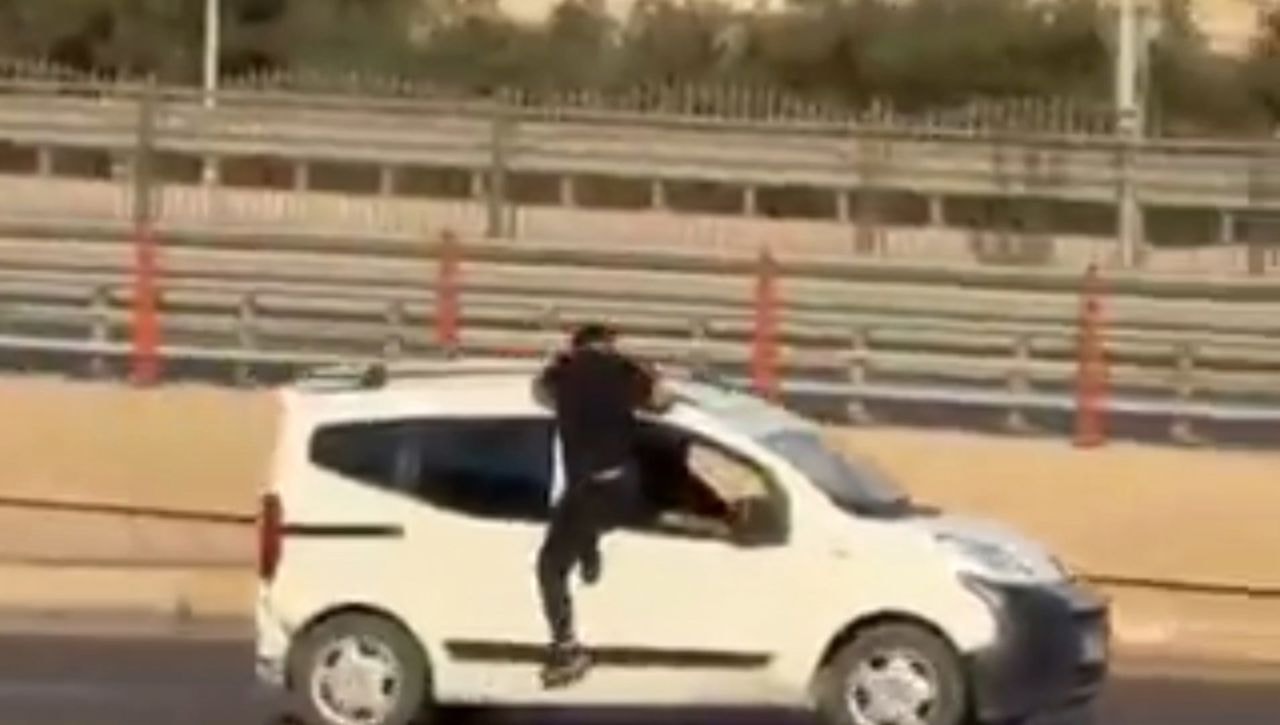 Kavga ettiği kardeşinin aracına tutunup, camdan girmeye çalıştı