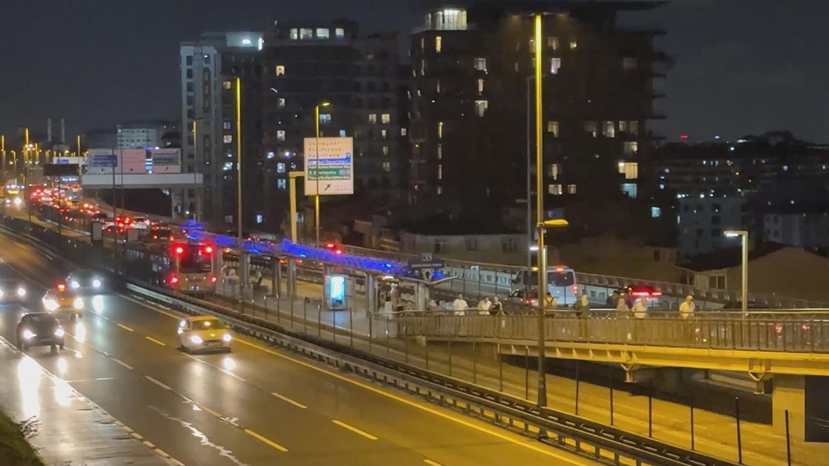 Kağıthane’de metrobüs yangını: Yolcular tahliye edildi