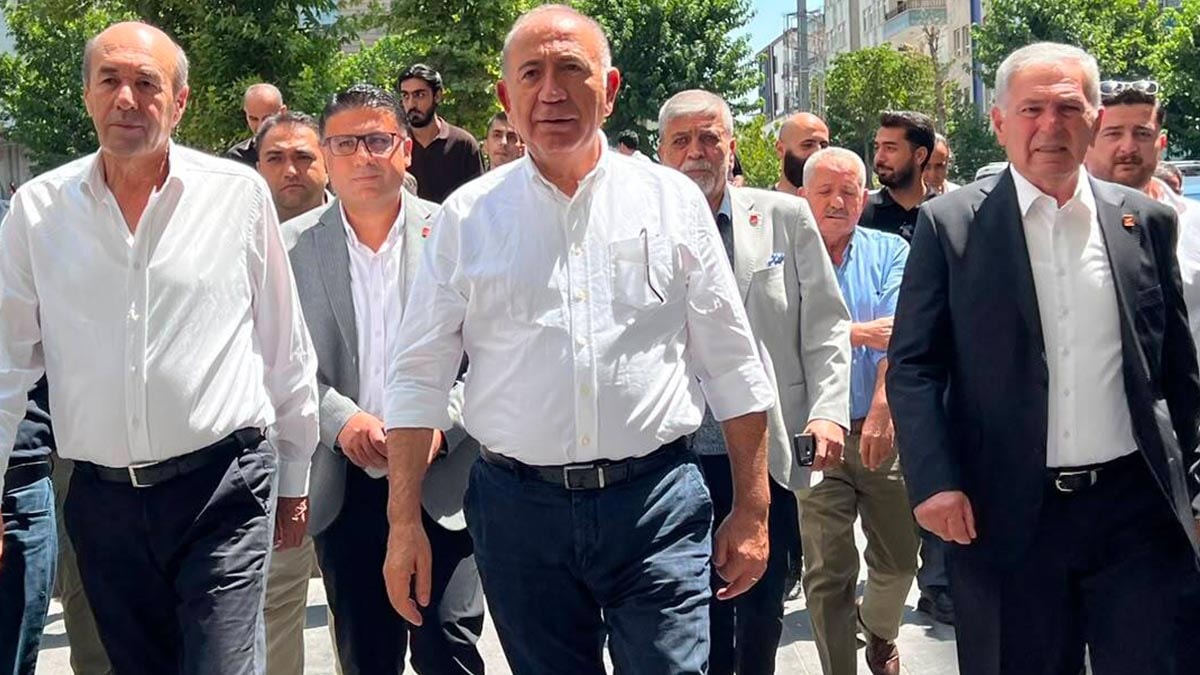 'Parti değiştiren belediye başkanları nitelikli dolandırıcı'