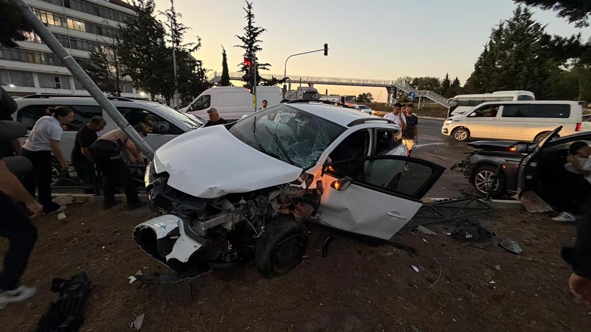 Tekirdağ'da iki otomobil çarpıştı, 6 kişi yaralandı